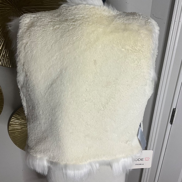 Gorgeous Faux Fur Vest - Picture 4 of 6